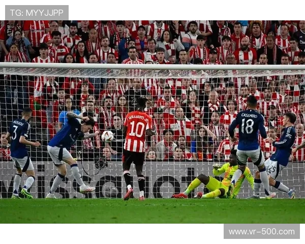 卡塞米罗头球破门后指天庆祝,老将余威仍在 卡塞米罗头球破门后指天庆祝,老将余威仍在